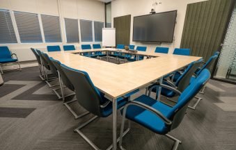 interieur-salle-conference-bureau-moderne-murs-blancs-moniteur-scaled